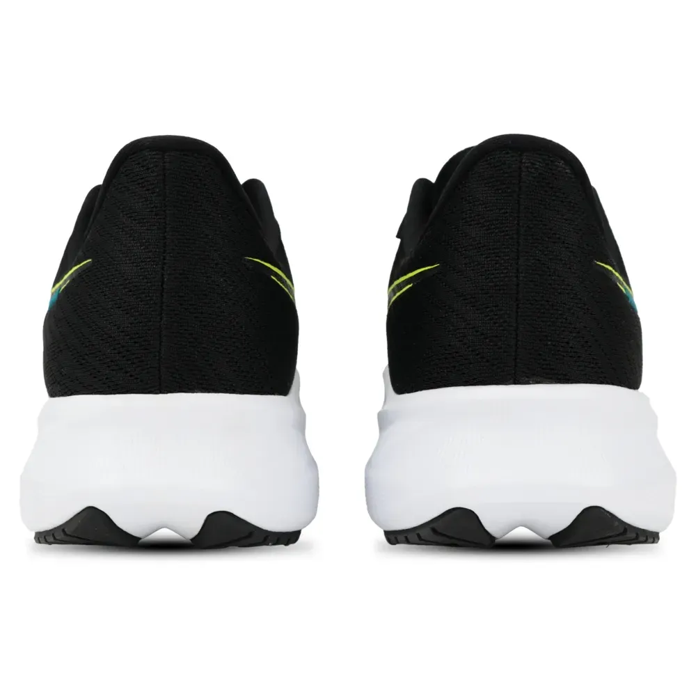 Tênis Asics Versablast 4 preto com detalhes amarelos, destaque no amortecimento e design